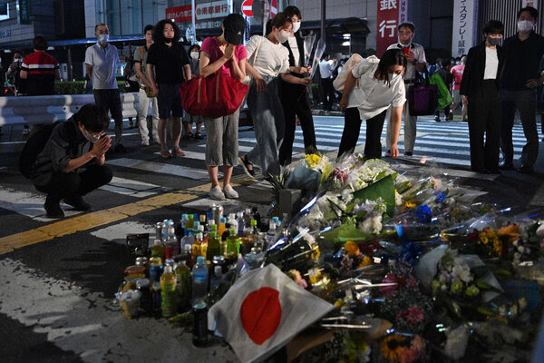 El punto donde fue asesinado al ex primer ministro japonés ya es un monumento fuera de la estación Yamato-Saidaiji en Nara, Japón.
