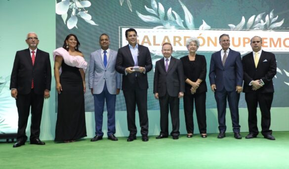 Gabinete de Turismo RD recibe “Galardón al Mérito Supremo en el Turismo Dominicano”
