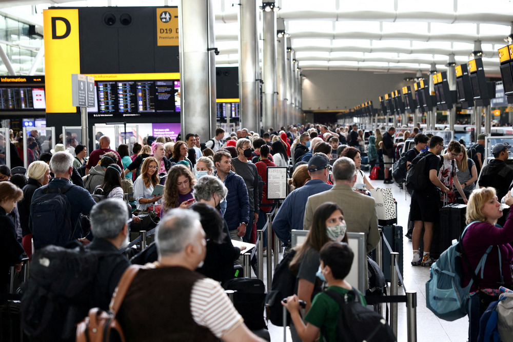La alta demanda de viajes después de dos años de pandemia colapsa el tráfico aéreo internacional: más de 10 mil vuelos demorados