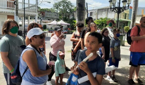 Turistas de crucero en Puerto Plata encuentran una oferta inesperada: Leyendo por un tubo