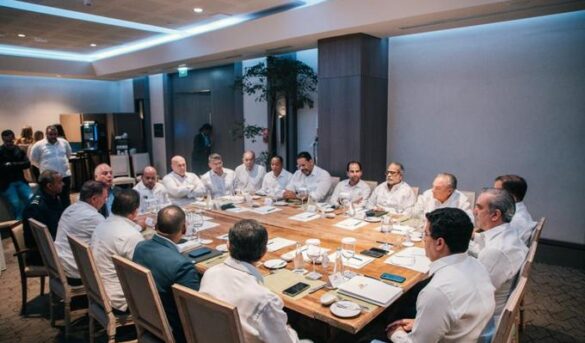 Abinader se reúne con representantes de líneas aéreas nacionales para convertir RD en centro de distribución