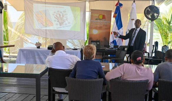 Turismo continúa capacitando vendedores en playas de la Región Sur y Este