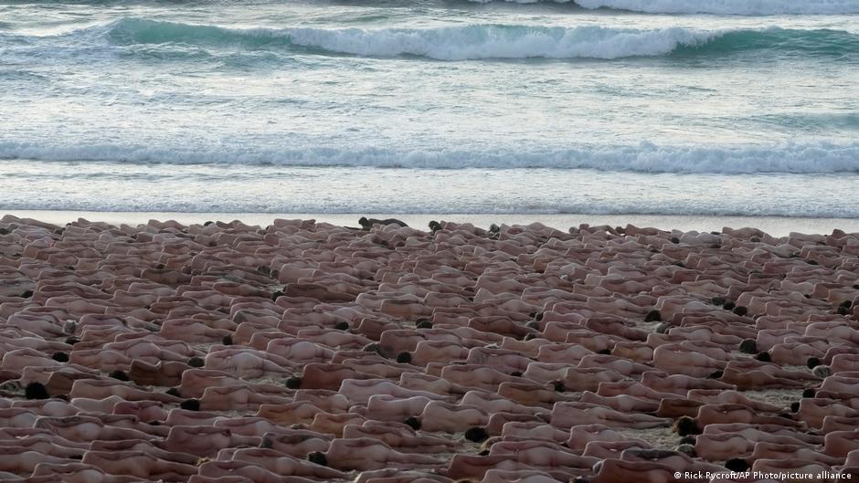 Miles de personas se desnudan por arte en icónica playa de Sidney