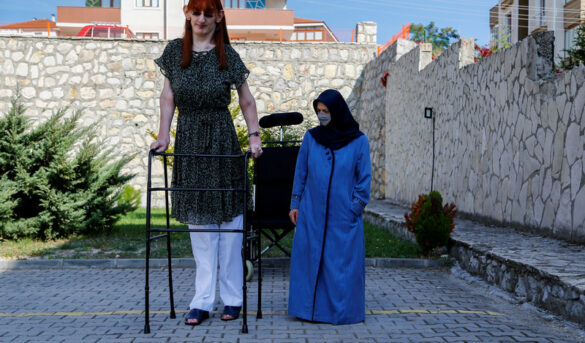 La mujer más alta del mundo pudo volar en avión por primera vez en su vida por un cambio en la aeronave