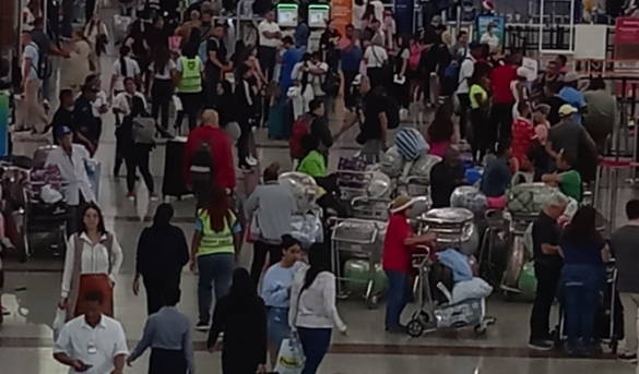 Centenares quedan varados en distintos aeropuertos del país