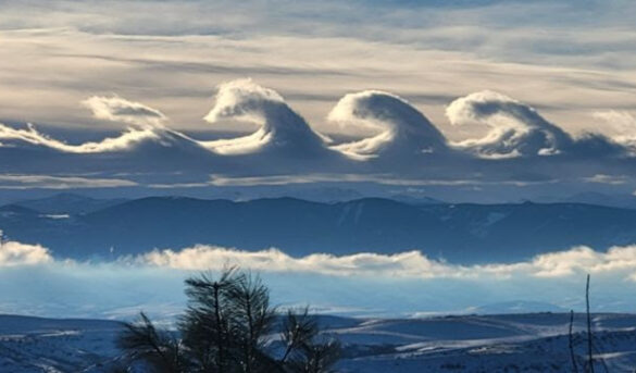 El impresionante fenómeno de unas nubes con forma de olas que sorprendió en el cielo de EE.UU.