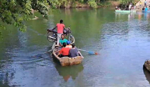 Uber Yola en SPM, Ciudadanos se transportan en yola tras colapso de puente