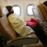 Por qué los asientos reclinables están por desaparecer de los aviones