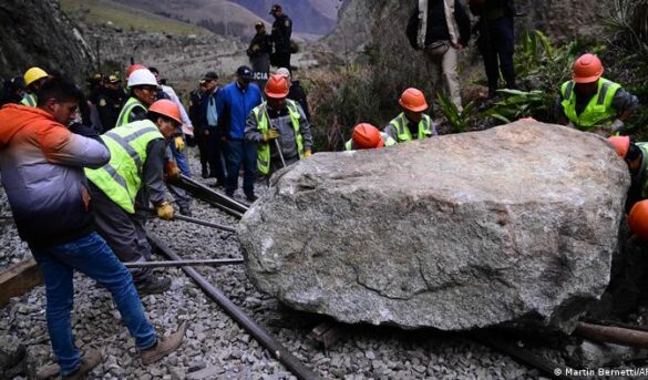 Evacúan a 418 turistas varados en Machu Picchu por protestas