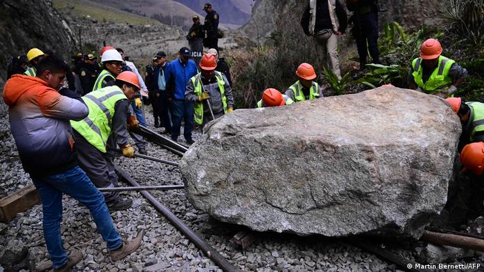 Evacúan a 418 turistas varados en Machu Picchu por protestas