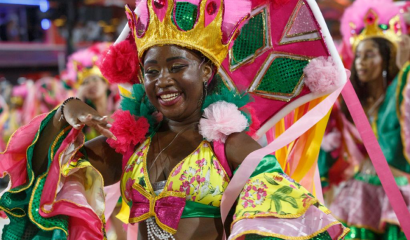 Desfile de carnaval en Sambódromo en Río de Janeiro, Brasil