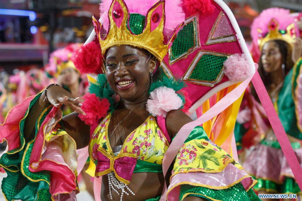 Desfile de carnaval en Sambódromo en Río de Janeiro, Brasil