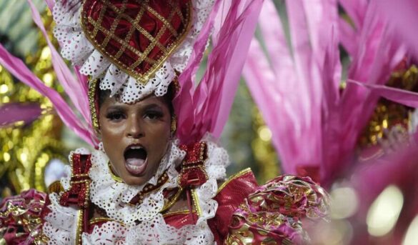 Pelé e Isabel II ‘reviven’ en el emblemático carnaval de Olinda, en Brasil
