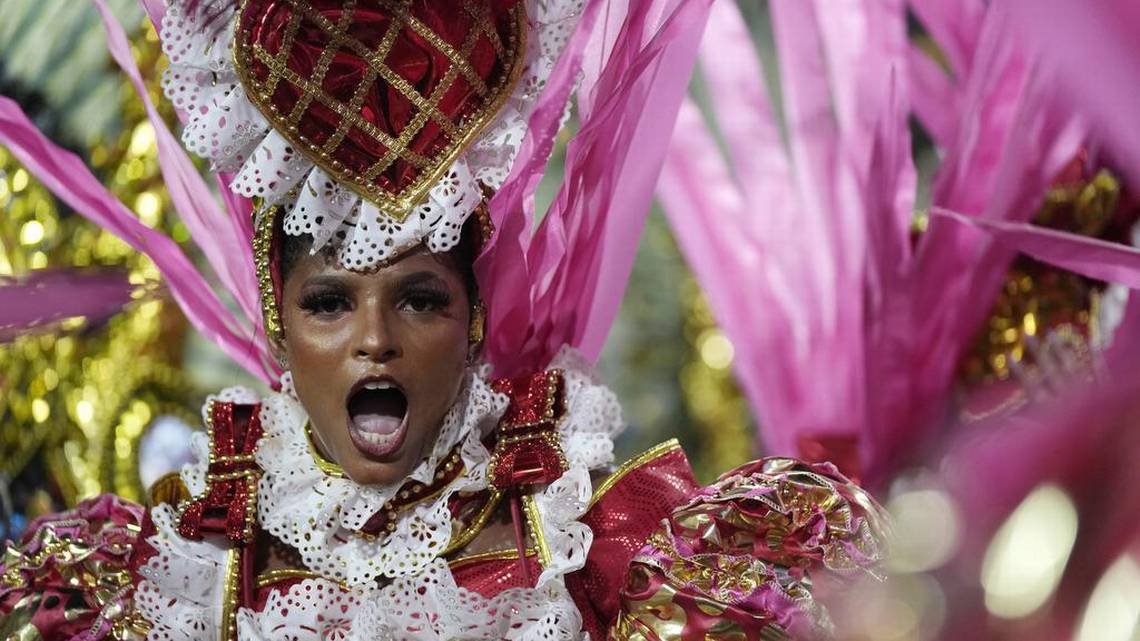 Pelé e Isabel II ‘reviven’ en el emblemático carnaval de Olinda, en Brasil