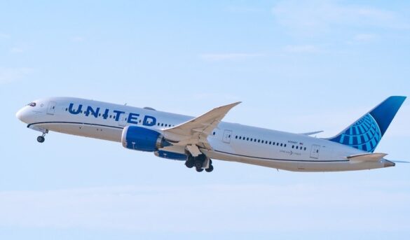 United Airlines relajará costos para permitir sentar a menores con sus familias en vuelos