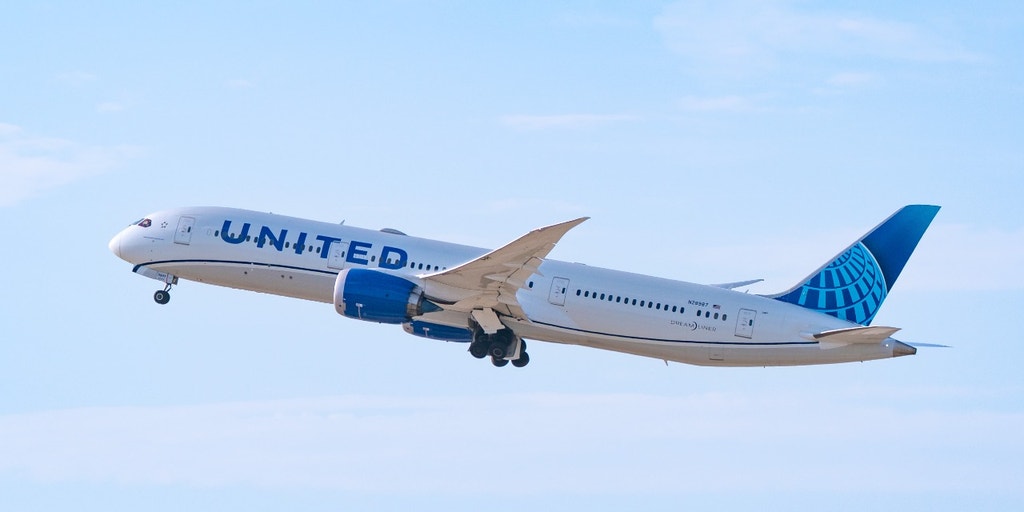 United Airlines relajará costos para permitir sentar a menores con sus familias en vuelos