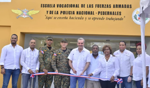 Abinader inaugura escuela técnica ante desarrollo turístico de Pedernales