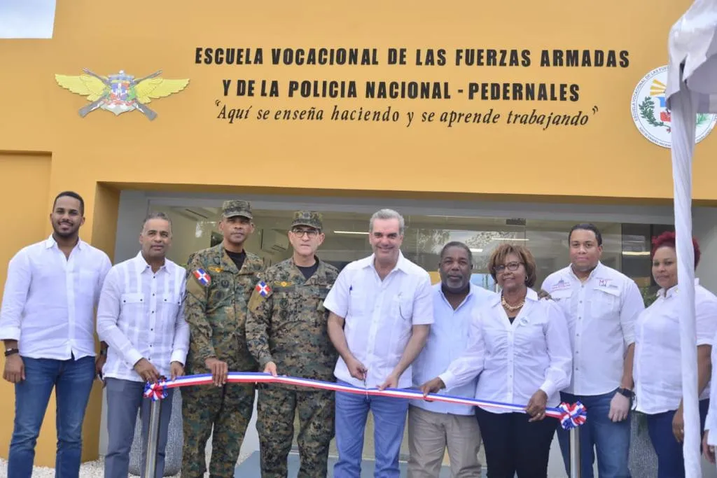 Abinader inaugura escuela técnica ante desarrollo turístico de Pedernales