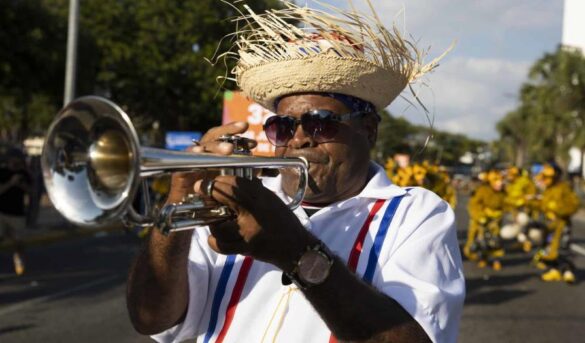 Santo Domingo celebra su desfile de carnaval bajo el sol y el calor