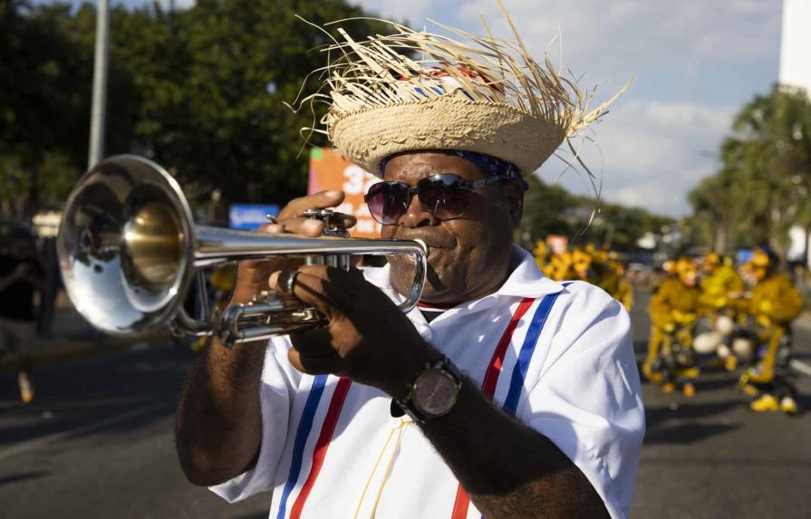 Santo Domingo celebra su desfile de carnaval bajo el sol y el calor