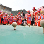 Guangxi: Competencia de trompo giratorio para celebrar el Día Internacional de la Mujer