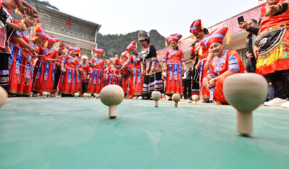 Guangxi: Competencia de trompo giratorio para celebrar el Día Internacional de la Mujer