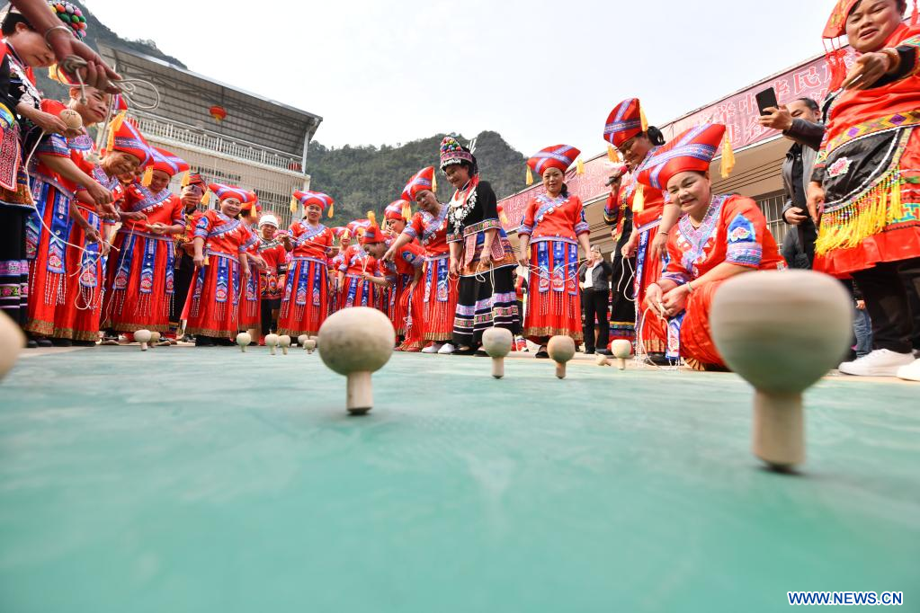 Guangxi: Competencia de trompo giratorio para celebrar el Día Internacional de la Mujer