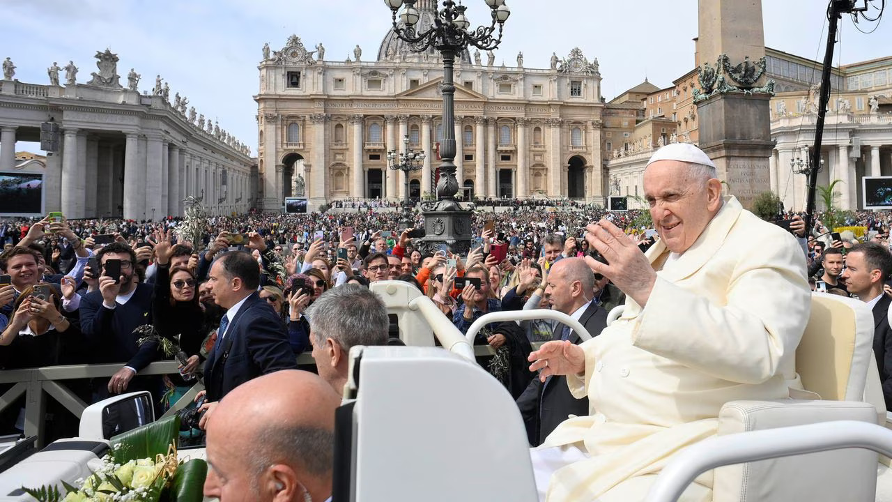 El Papa, en buena forma, preside el Domingo de Ramos en la plaza de San Pedro