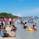 Boca Chica vive un viernes Santo de bañistas, vendedores y socorristas