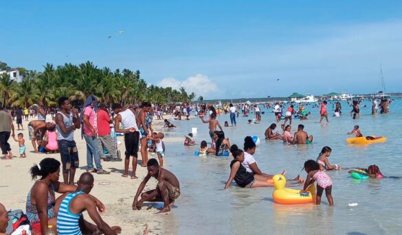 Boca Chica vive un viernes Santo de bañistas, vendedores y socorristas