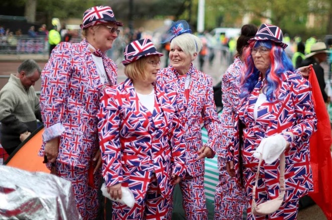 Miles de británicos y turistas hicieron una larga vigilia en las calles de Londres para aclamar a los nuevos reyes