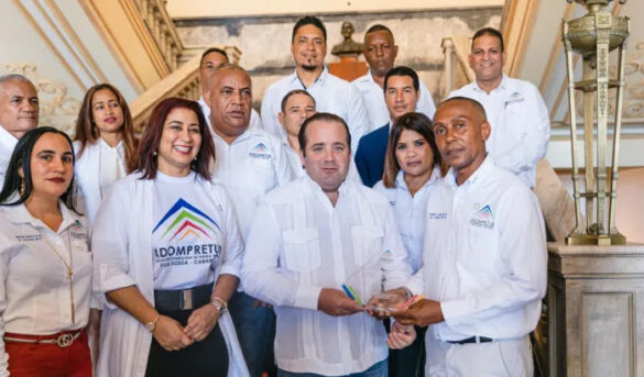 Adompretur Sosúa-Cabarete entrega reconocimiento a José Paliza por su apoyo al turismo