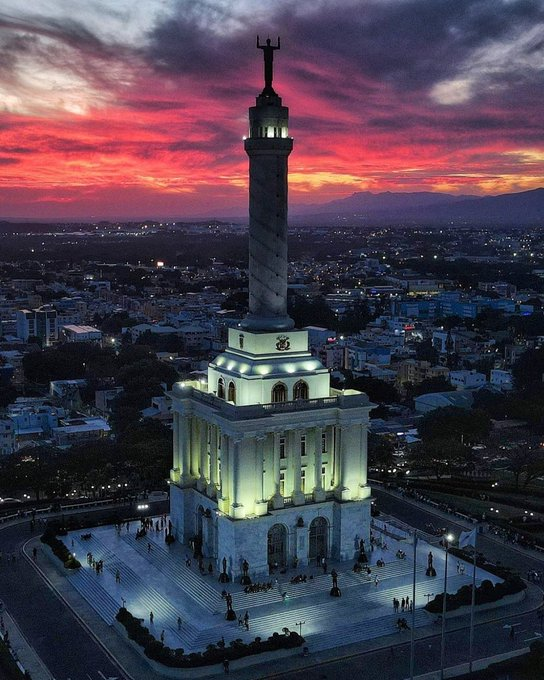 ESPECTACULAR Atardecer de ayer 17-06-23 sábado captado desde el Monumento a los Héroes de la Restauración, en Santiago de los Caballeros, República Dominicana