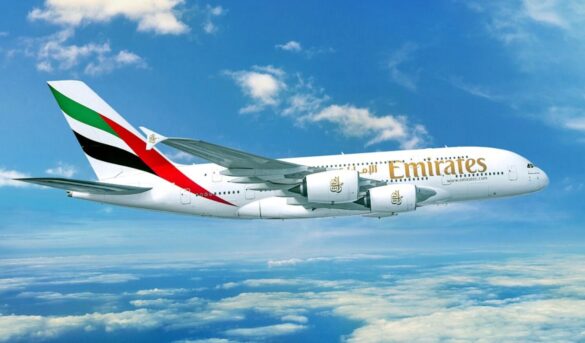 Impresionante toma de un gigante A380 sobrevolando una zona comercial