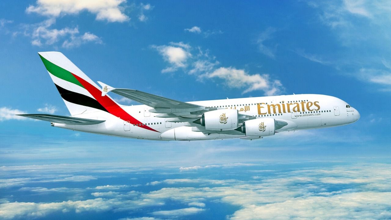 Impresionante toma de un gigante A380 sobrevolando una zona comercial