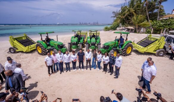 Ministerio de Turismo entrega equipos para limpieza de playas