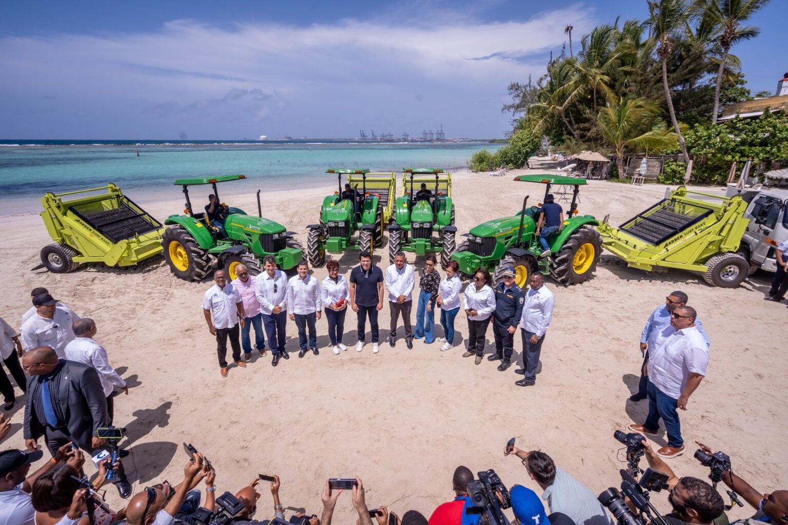 Ministerio de Turismo entrega equipos para limpieza de playas