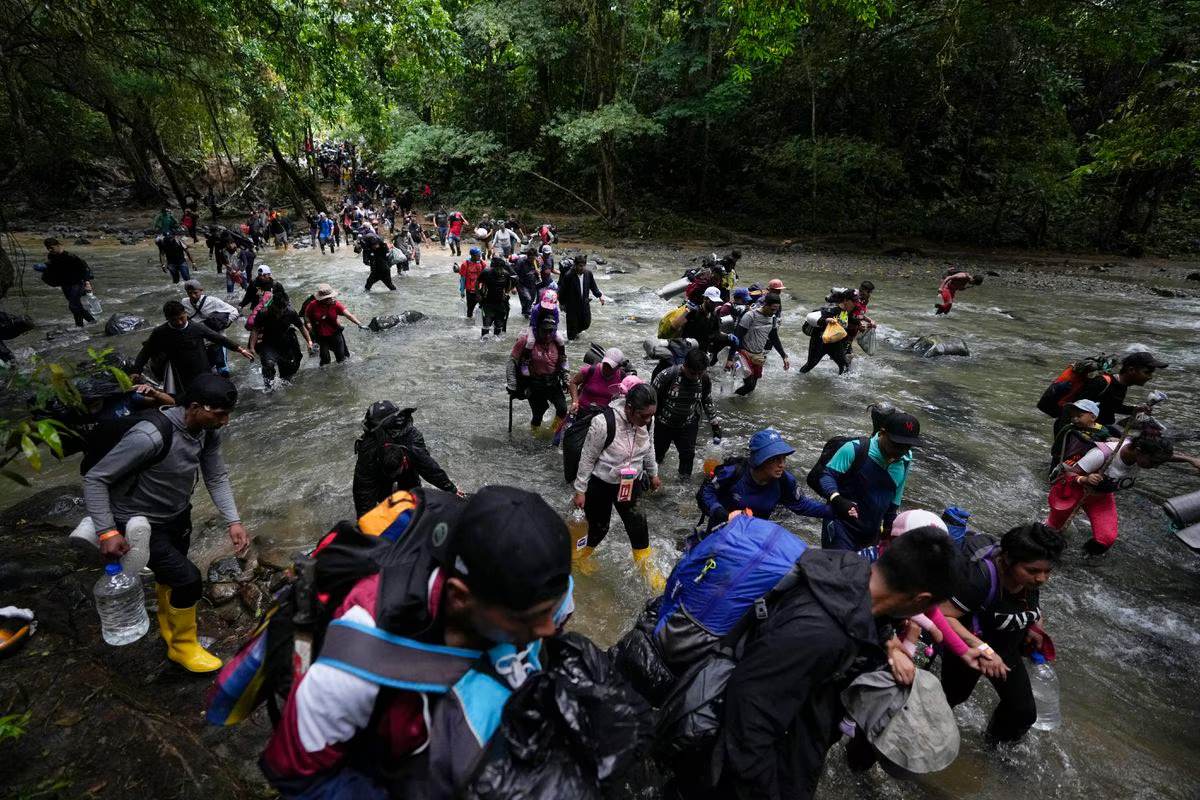 Increíble, turistas europeos cruzan la selva del Darién como aventura. El Darién es la selva más temida del continente americano