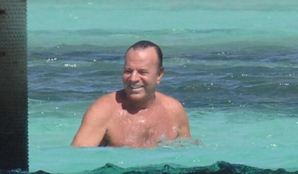 Julio Iglesias vive «muy tranquilo» en Punta Cana