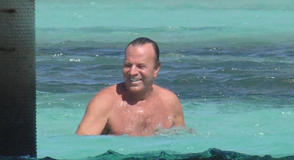Julio Iglesias vive «muy tranquilo» en Punta Cana