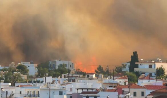Incendios arrasan puntos turísticos del Mediterráneo