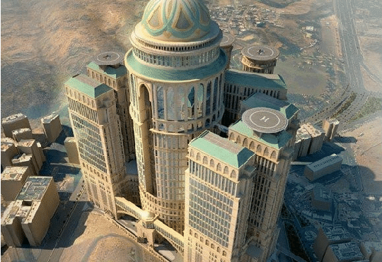 Un hotel de récords: 10 mil cuartos y 12 torres de diseño árabe en medio del desierto