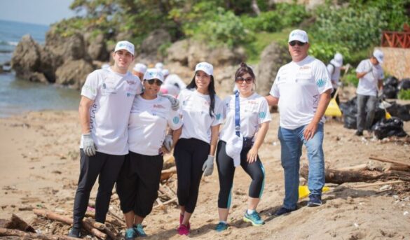 Entidades se unen para limpiar la playa Najayo, tras el paso tormenta Franklin