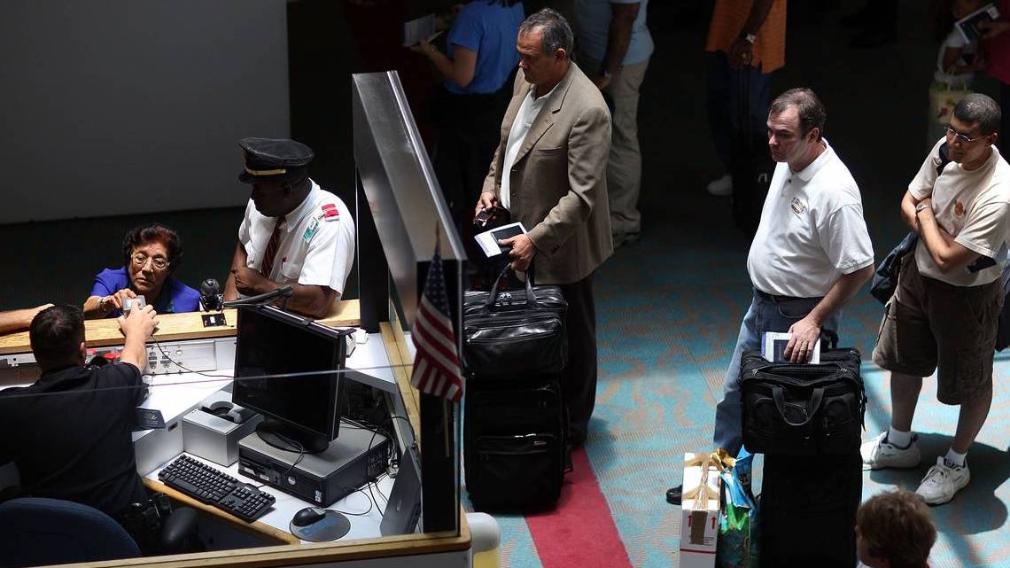 Aduanas informa a aerolíneas de un cambio que beneficia a miles de viajeros que entran a EEUU
