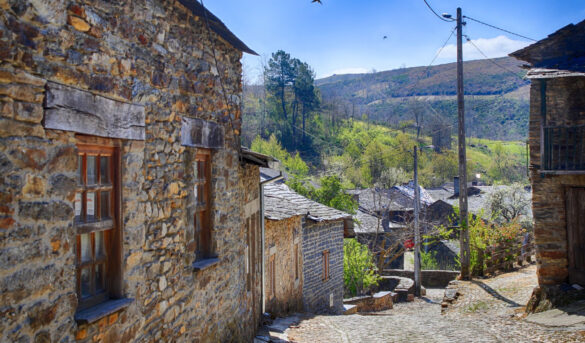 El curioso pueblo compartido entre España y Portugal: tiene dos horarios y dos idiomas diferentes
