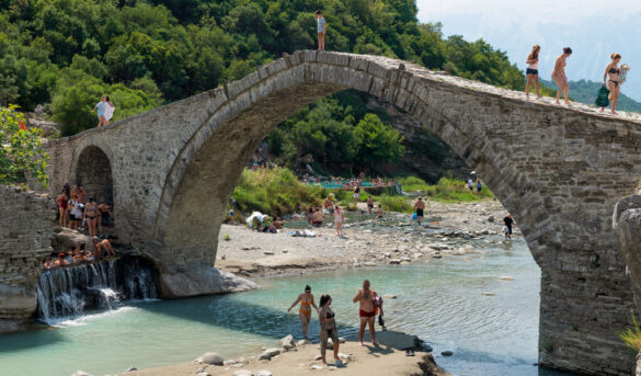 El río Lengarica del pueblo de Benja, Albania.