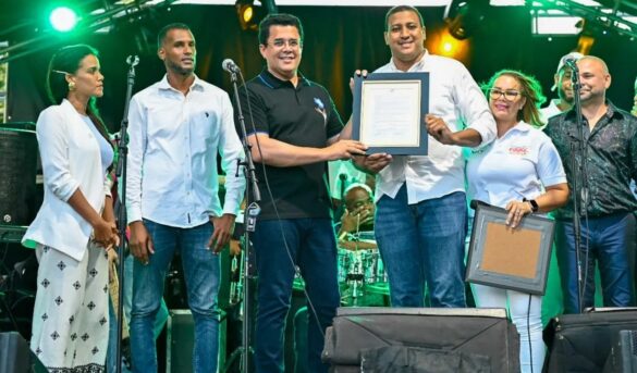 Reconocen a ministro David Collado Hijo Adoptivo de Cabrera