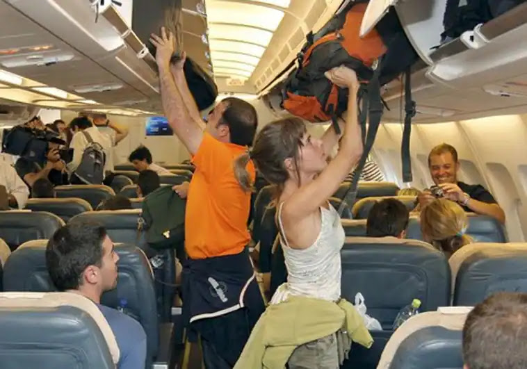 Las quejas por el cobro del equipaje de mano en los aviones resuena en Europa