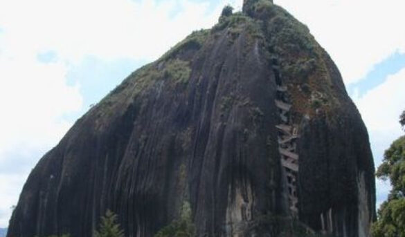 Al menos 15 heridos al caer parte de un monolito turístico de la Piedra del Peñol en Colombia