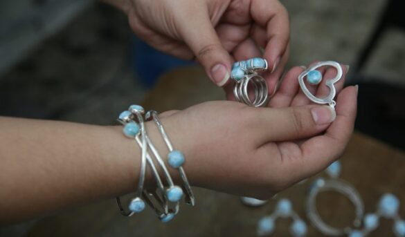 Larimar, piedra semipreciosa que sólo se encuentra en Dominicana